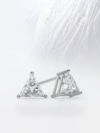 Boucles d'oreilles en diamant solitaire en moissanite triangulaire pour femmes 