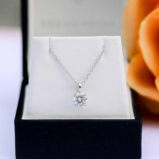 Collier avec diamant solitaire taille brillant rond de 0,50 à 1,0 ct et moissanite