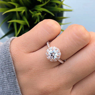 Anillo de compromiso con moissanita de 4 puntas y halo doble con diseño floral de corte redondo de 0,85 ct 