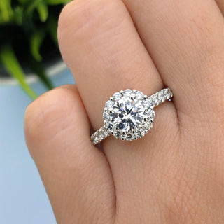 Bague de fiançailles solitaire en moissanite à 4 griffes et halo floral à taille ronde de 1,28 ct 