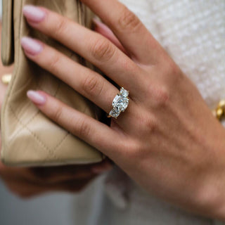 Anillo de compromiso de moissanita con forma de cojín de hielo triturado de tres piedras y 4,0 quilates