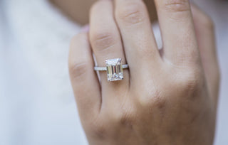 Bague de fiançailles solitaire en émeraude de 4,30 ct avec halo caché et moissanite pavée