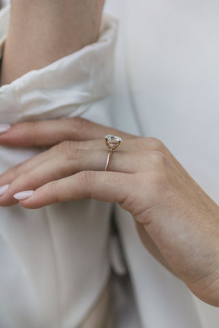 Anillo de compromiso solitario con diamante de moissanita de cuatro puntas y forma redonda de 3,0 quilates