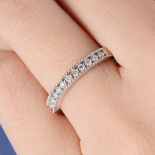 Alliance de mariage demi-éternité à diamants taille brillant ronds sertis en canal 