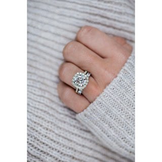 Bague de fiançailles en moissanite coussinée de 4,0 ct avec halo et pavé