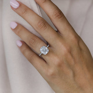 Bague de fiançailles solitaire allongée en forme de coussin avec halo caché en moissanite de 4,65 ct