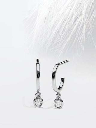 Boucles d'oreilles créoles en moissanite avec diamants taille ronde sertis en lunette 