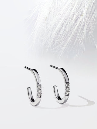 Boucles d'oreilles Huggie pavées de diamants à coupe ronde et de moissanite pour elle 