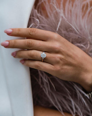 Bague de fiançailles à trois pierres en moissanite coussinée de 2,20 ct