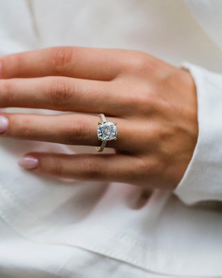 Anillo de compromiso con moissanita con halo oculto y solitario en forma de cojín de 4,65 quilates