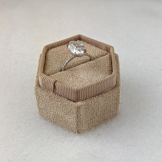 Anillo de compromiso con pavé de diamantes de crecimiento lento de 4 ct con forma ovalada F-VS1 