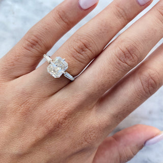 Bague de fiançailles en diamant moissanite à trois pierres rayonnantes de 2,02 ct pour elle 