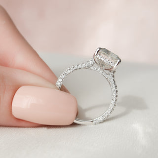 Bague de fiançailles en forme d'émeraude de 2,0 à 4,0 ct avec halo caché et triple pavé