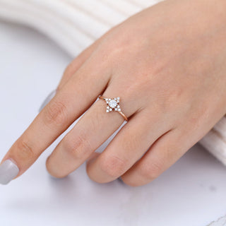 Bague de fiançailles en grappe de moissanite de forme ronde de 0,22 ct