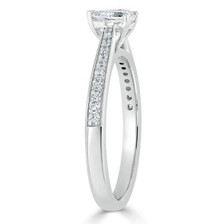 Bague de fiançailles en moissanite pavée solitaire à coupe en cœur de 1,0 ct