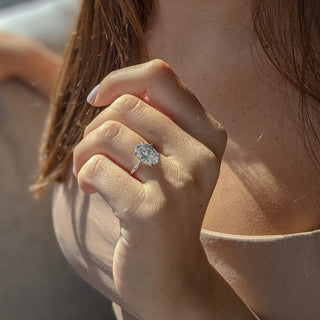 Anillo de compromiso solitario de diamante moissanita de cuatro puntas ovalado de 3,0 quilates con oro blanco de 18 quilates 