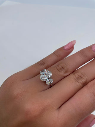 Bague de fiançailles avec diamant taille ovale de 2,61 ct serti de 3 pierres et d'une clarté G-VS