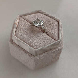 Bague de fiançailles solitaire en diamant et moissanite à trois pierres coussinées de 2,66 ct