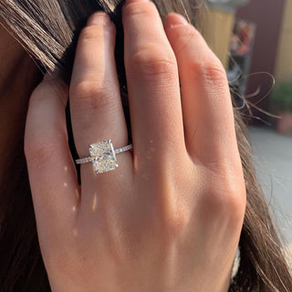 Bague de fiançailles avec halo caché en moissanite de forme radiante de 1,80 ct