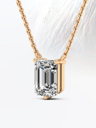 Collier Colleen avec diamant solitaire en moissanite taille émeraude