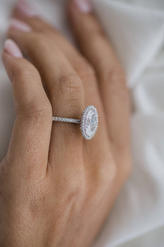 Bague de fiançailles ovale à trois côtés avec halo de diamants en moissanite pavée de 3,85 ct