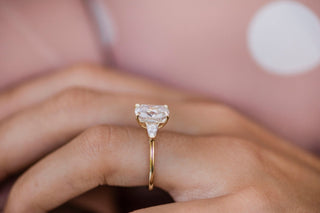 Anillo de compromiso de diamantes de moissanita de tres piedras con forma de cojín alargado de 4,20 quilates