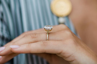 Anillo de compromiso solitario con diamante moissanita en talla cojín de 4,65 quilates para ella