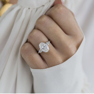 Bague de fiançailles en diamant moissanite ovale à trois pierres de 4,0 ct pour elle