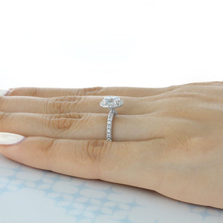 Anillo de compromiso solitario de moissanita de 4 puntas con halo brillante redondo de 1,28 ct 