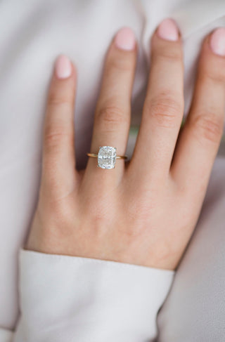 Bague de fiançailles solitaire allongée en forme de coussin avec halo caché en moissanite de 3,20 ct