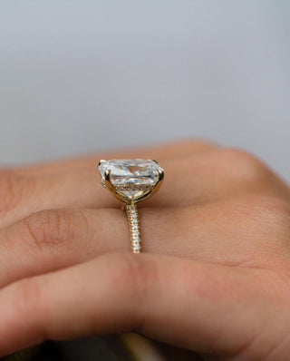 Anillo de compromiso con solitario pavé de moissanita en forma de cojín de 5,70 quilates