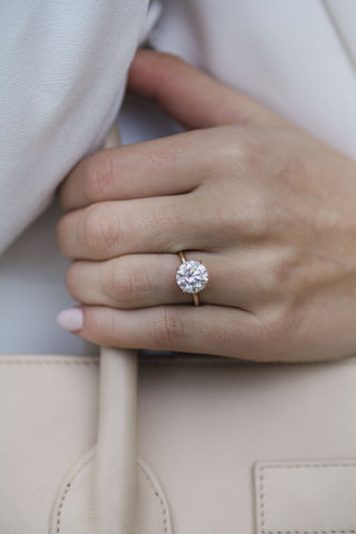 Anillo de compromiso solitario con diamante de moissanita de cuatro puntas y forma redonda de 3,0 quilates