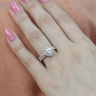 Bague de fiançailles halo en moissanite à taille coussin florale de 1,0 ct 