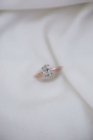 Bague de fiançailles solitaire à coupe ovale de 1,33 ct avec halo caché en moissanite