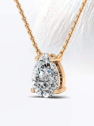 Collier Colleen avec solitaire en diamant et moissanite taille poire pour femme