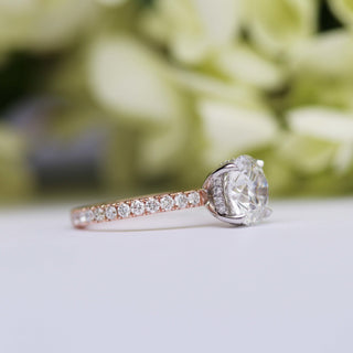 Bague de fiançailles en moissanite ronde cachée avec halo de diamants pavés de 1,50 ct