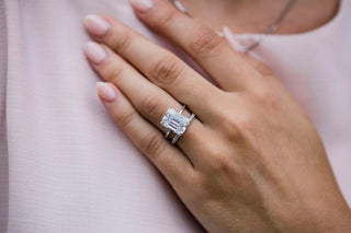 Bague de fiançailles solitaire émeraude 5,50 ct avec halo caché en moissanite