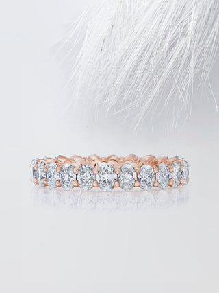 Alliance de mariage ovale en or blanc avec diamants et moissanite 