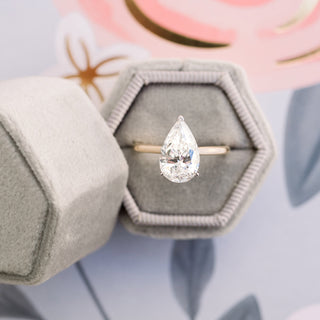 Bague de fiançailles solitaire en diamant et moissanite avec sertissage cathédrale en forme de poire de 4,0 ct pour femme