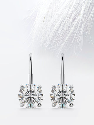 Boucles d'oreilles en diamants à coupe ronde Renee Moissanite pour femmes 