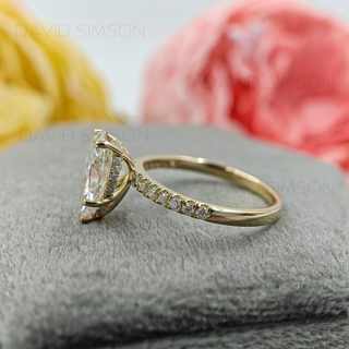 Anillo de compromiso con halo oculto de moissanita y diamante de talla pera de 3,0 quilates