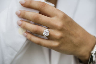 Anillo de compromiso de tres piedras con diamantes de moissanita Asscher de 4,10 quilates en oro blanco de 14 quilates