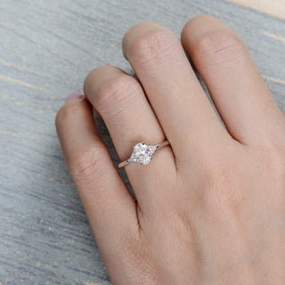 Anillo de compromiso solitario con diamante y moissanita de tres piedras ovaladas de 1,0 ct