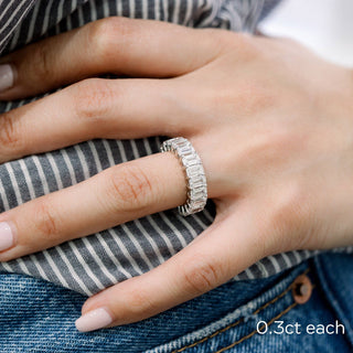 Alliance de mariage pleine éternité en diamants et moissanite taille émeraude