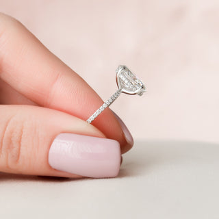 Bague de fiançailles avec solitaire ovale en moissanite de 3,0 ct et pavé de halo caché 