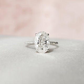 Bague de fiançailles avec solitaire ovale en moissanite de 3,0 ct et pavé de halo caché 