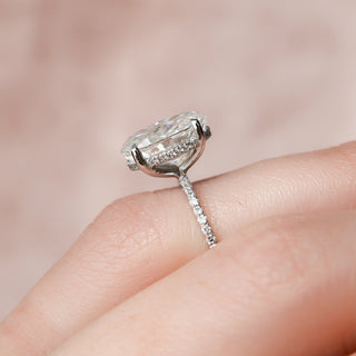 Bague de fiançailles avec solitaire ovale en moissanite de 3,0 ct et pavé de halo caché 