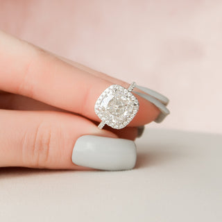 Anillo de compromiso pavé de diamantes y moissanita con halo de cojín de 4,0 quilates para mujer