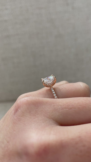 Bague de fiançailles en moissanite taille coussin allongée de 2,01 ct avec halo caché et pavé