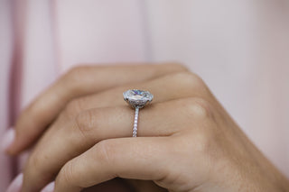 Bague de fiançailles avec solitaire ovale pavé de moissanite de 4,0 ct